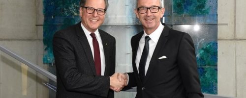 Besiegeln die freundschaftliche Zusammenarbeit für weitere zwei Jahre: RLB Tirol Vorstandsvorsitzender Dr. Johannes Ortner und MCI-Rektor Dr. Andreas Altmann. © MCI