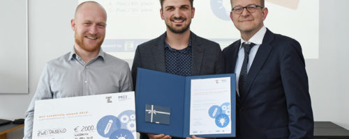Florian Haberl und Marcel Lettenbichler, Gewinner des 1. Preises beim Creativity Award, mit MCI-Professor Bernd Ebersberger. Foto: MCI