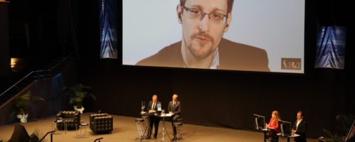 Edward Snowden zog 1.500 Studierende und Freunde des MCI live in der Dogana sowie bis zu 17.000 Internet-User mittels Livestream in seinen Bann. Foto: MCI