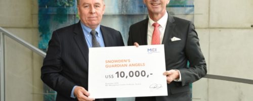 MCI-Rektor Andreas Altmann (rechts) übergibt einen Spendenscheck über 10.000 USD an Snowden-Anwalt Robert Tibbo (links). Foto: MCI