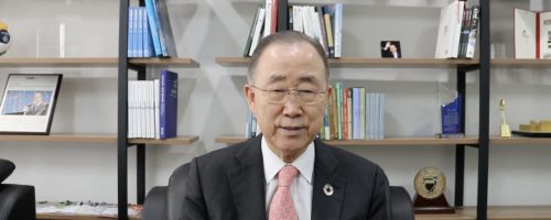 Ban Ki Moon richtet das Wort an die Absolventinnen und Absolventen des MCI. ©MCI