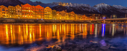 Natur- und Kulturerlebnisse, Genuss und Herausforderung, Stadt und Land – auch im Winter bietet die Region Innsbruck eine Vielfalt von einzigartigen alpin-urbanen Erlebnissen. Im Bild: Die bunte Häuserfront in der Mariahilfstraße vor der imposanten Nordkette. © Innsbruck Tourismus / Markus Mair