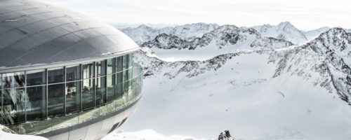 Tradition meets Wintersport am Dach Tirol. © Christoph Schöch