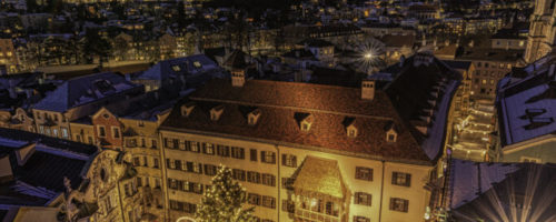 Durch die moderne Lichtgestaltung während der Weihnachtszeit, verzaubert die Innsbrucker Altstadt Jung und Alt. © Innsbruck Tourismus / Markus Mair