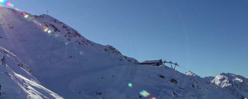 Fügt sich perfekt in die Umgebung ein: Die „Hochzeiger 2.5“-Bergstation. © Hochzeiger Bergbahnen