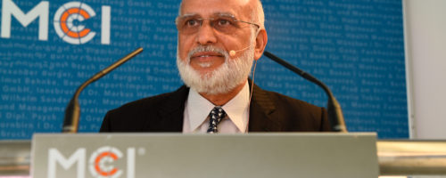Mahender Khari, Vorsitzender der INDO-GLOBAL-ACADEMIA ALLIANCE mit Sitz in London, unterstützt das Stipendium. ©MCI