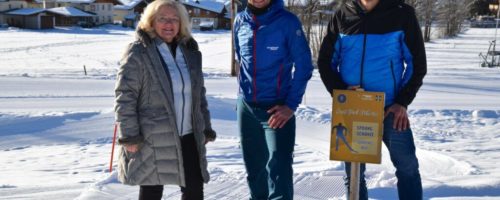 Brigitte Lackner, Bürgermeisterin von St. Ulrich am Pillersee, Armin Kuen, Geschäftsführer des Tourismusverbands PillerseeTal und Cross Park-Initiator Christoph Foidl bei der Eröffnung. © Martin Weigl