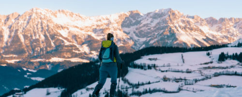 Pistenskitour mit dem Wilden Kaiser im Blick – in Söll gibt’s zwei ausgeschilderte Aufstiegsspuren, die zu bestimmten Zeiten von Tourengeher*innen genutzt werden können. © TVB Wilder Kaiser/Carmen Huter