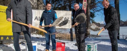 Spatenstich am Reintalersee mit v.l. Bernhard Zisterer (Bürgermeister Kramsach), Markus Kofler (Geschäftsführer Alpbachtal Tourismus), Landesrat Johannes Tratter und Johann Rieser (2. Obmann Stellvertreter TVB Alpbachtal). Foto: TVB Alpbachtal / Grießenböck © TVB Alpbachtal/Grießenböck