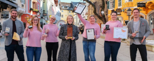 Das Team von Kitzbühel Tourismus, rund um Geschäftsführerin Dr. Viktoria Veider-Walser, freut sich über zahlreiche Awards. © Kitzbühel Tourismus