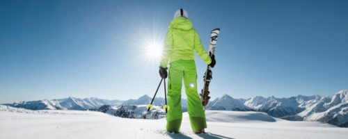 Beim Sonnenskifahren im Zillertal in Tirol kommt das einzigartige Panorama der zahlreichen Dreitausender besonders gut zur Geltung. © Zillertaltourismus/Andre Schöherr