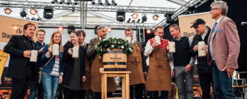 Der traditionelle Bieranstich findet während dem Frühschoppen der Musikkapellen statt. © Mathias Brabetz Photography