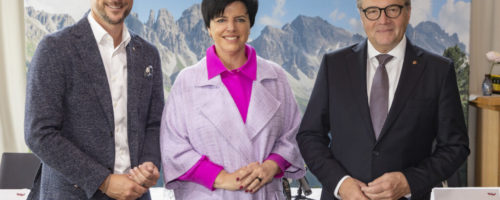 Spartenobmann Tourismus- und Freizeitwirtschaft Mario Gerber (WK Tirol), Tirol Werbung-Geschäftsführerin Karin Seiler und Landeshauptmann Günther Platter (v.l.). © Die Fotografen