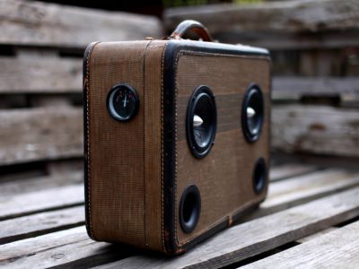 Handgefertigte transportable Lautsprecher aus originalen Vintage-Koffern - Natália Zajačiková