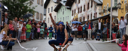 Im Sommer 2022 wieder am Start: das Kitzbüheler Straßenkunstfest, bei dem unterschiedlichste Künstler_innen Zuschauende und -hörende in der Innenstadt verzaubern. © Breitfellner