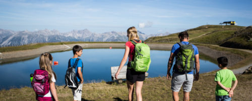 Vom Speicherteich Sechszeiger ist es nicht mehr weit zum Gipfelkreuz. © Hochzeiger Bergbahnen / Fotograf: Daniel Zangerl