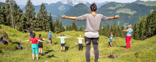 Unter anderem standen auch Achtsame Wanderungen mit Qi Gong am Programm des ersten Glücks-Gipfels © ©PlaTo