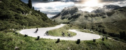 Foto (download): Auf den 150 Kilometern des Rennrad-Klassikers Arlberg Giro von St. Anton am Arlberg über Bludenz, das Montafon, die Silvretta und zurück über das Paznaun- und Stanzertal überwinden die Sportler 2.500 Höhenmeter. Bildnachweis: TVB St. Anton am Arlberg/Fotograf Patrick Bätz © TVB St. Anton am Arlberg/Fotograf Patrick Bätz