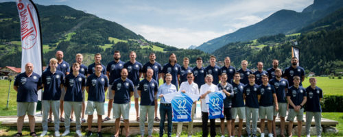 Der Obmann des Tourismusverband Zell-Gerlos, Zillertal Arena Ferdinand Lechner und Geschäftsführer Christian Daum wünschen der Mannschaft viel Erfolg für die neue Spielsaison 2022/2023. Foto: Sandy Dinkelacker © Sandy Dinkelacker