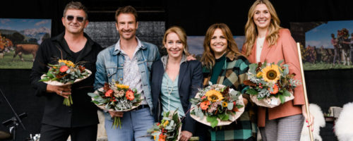 Hans Sigl, Heiko Ruprecht, Natalie O’Hara, Rebecca Immanuel und Andrea Gerhard auf der Bühne in Söll. © TVB Wilder Kaiser/Sabine Holaubek