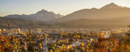 Der goldene Herbst zeigt sich nicht nur auf Wanderwegen, sondern taucht die die Stadt selbst in warme Farben. ©Innsbruck Tourismus_Markus Mair