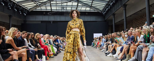 Auf der Mercedes-Benz Fashion Week in Berlin wurde die Frühling/Sommer Kollektion 2023 „friederIKE“ der Designerin Rebekka Ruetz vorgestellt. © 2022 Getty Images