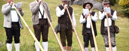 Alphornbläser unterhalten beim Tiroler Adlerfest mit urigen Klängen. © Imster Bergbahnen