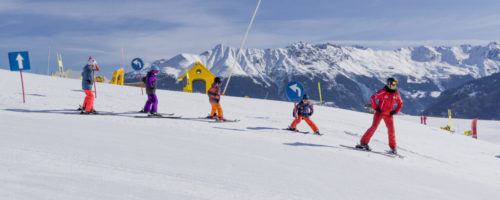 Die Skischulen in Serfaus-Fiss-Ladis bieten optimale Betreuungsmöglichkeiten für kleine Skifahrer:innen. © Tirol Werbung, Hans Herbig