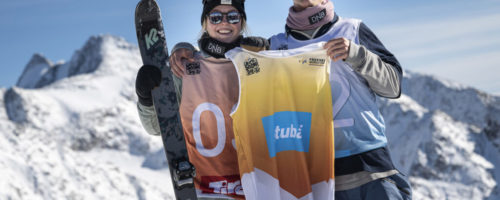 Johanne Killi (l.) und Birk Ruud (r.), beide aus Norwegen, feiern ihre Siege beim FIS Freeski Weltcup Stubai im Stubai Zoo Snowpark. © SEBASTIAN MARKO