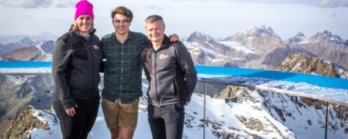 Anna Grießer und Bernhard Füruter (rechts, beide Pitztaler Gletscherbahn) mit Chris Steger. © Pitztaler Gletscherbahn Gmbh & CoKG