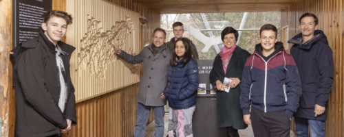 Gemeinsam mit den Schüler:innen der HTL Imst und ihrem Lehrer Markus Lentsch (r.) besichtigten Alpenzoodirektor André Stadler (2.v.l.) und Tirol Werbung-Geschäftsführerin Karin Seiler (2.v.r.) den neuen Besucherbereich vom Adlergehege im Alpenzoo. © Tirol Werbung / Die Fotografen