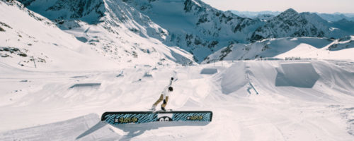 Der Snowpark Stubai Zoo am Stubaier Gletscher bietet ab 1. April 2023 wieder sein XXL-Setup an. © Steffen Vollert