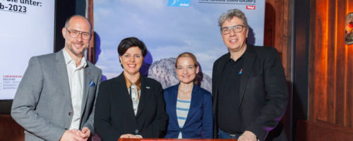 (v.li.) Tourismuslandesrat Mario Gerber, TW-Chefin Karin Seiler, Trailrunnerin Esther Fellhofer und OK-Chef der Berglauf- und Trailrunning-WM 2023 in Innsbruck-Stubai Alexander Pittl © ProMedia