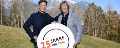 Schauspieler Tobias Moretti gratuliert Johannes Köck, Leiter der Cine Tirol Film Commission, zum 25-jährigen Jubiläum. © © Cine Tirol / Franz Oss