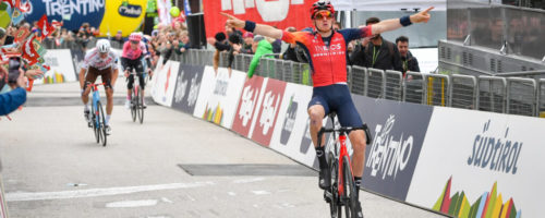 Der ehemalige Giro-Gesamtsieger Tao Geoghegan Hart sprintete am Ende der steilen Rampe noch seinen Landsmann Hugh Carth (EF) ab und siegte. © GABRIELE GRIESSENBOECK