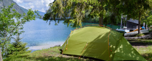 Egal ob im Zelt, Van oder Wohnmobil, im kleinen, aber feinen Schlafpod oder unter freiem Sternenhimmel: Die fünf Campingplätze der Region Achensee liegen inmitten herrlich intakter Natur. © Achensee Tourismus