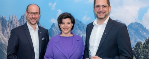 Tourismuslandesrat Mario Gerber, Karin Seiler (Geschäftsführerin Tirol Werbung) und Alois Rainer (Spartenobmann Tourismus- und Freizeitwirtschaft Wirtschaftskammer Tirol, v.l.) © Tirol Werbung / Emanuel Kaser