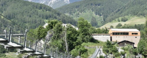 Hängebrücke mit Neubau © Gertrud Tauber