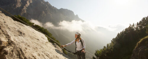 Wer sich an das Abenteuer Klettersteig wagt, sollte im Vorfeld über die Verwendung des Klettersteigsets Bescheid wissen. Erlernen kann er dies im kostenlosen Workshop auf der Muttekopfhütte in der Outdoorregion Imst. © Martin Lugger