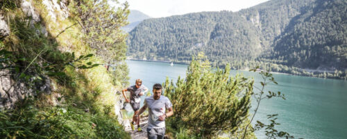 Beim Achenseelauf wird die Region Achensee zum Mekka für Laufsportbegeisterte. Entlang der 23,2 Kilometer langen Strecke offenbart sich Läufern eine wahre Traumkulisse. © Sportograf