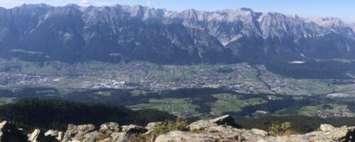 Ausblick auf das Inntal und das Karwendelgebirge vom Panorama-Schützensteig am Glungezer © hall-wattens.at