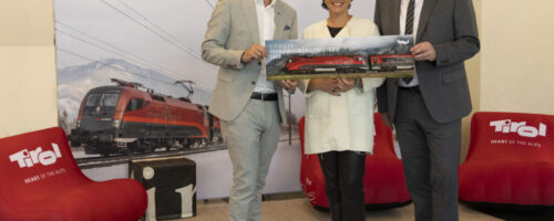 Tourismuslandesrat Mario Gerber (li.), Tirol Werbung-Geschäftsführerin Karin Seiler und Mobilitätslandesrat René Zumtobel. © Tirol Werbung / Die Fotografen