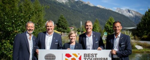 Alle Verantwortlichen freuen sich sichtlich über die Auszeichnung als „Best Tourism Village“ 2023“, v. l. n. r.: Peter Mall (Geschäftsführer St. Antoner Fremdenverkehrsförderungs GmbH), Helmut Mall (Bürgermeister St. Anton am Arlberg), Mag.a Michaela Gasser-Mark (KLAR!-Managerin der Region KLAR! Arlberg Stanzertal), Martin Ebster (Direktor Tourismusverband St. Anton am Arlberg), Gerhard Eichhorn (Stv. Direktor Tourismusverband St. Anton am Arlberg). © TVB St. Anton am Arlberg