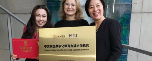 V.l.n.r.: Yiqiao Wang, Brigitte Huter (Leiterin MCI Language Center), Wei Manske-Wang (Leitern MCI China Center) ©MCI