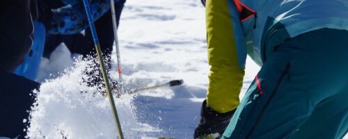 Kinder beim LVS-Training am Stubaier Gletscher.