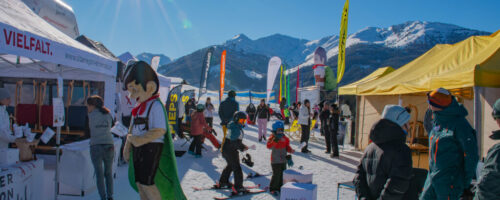 Zahlreiche Besucher*innen besuchten am vergangenen Wochenende die Tiroler Schneegaudi © TVB Silberregion Karwendel