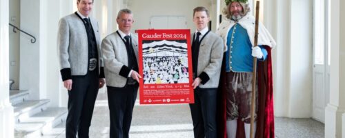 V.l.: Die Veranstalter Martin Lechner (Geschäftsführer Zillertal Bier), Robert Pramstrahler (Bürgermeister Marktgemeinde Zell am Ziller) und Christian Daum (Geschäftsführer TVB Zell-Gerlos) sowie Bierkönig Gambrinus präsentieren das Gauder Fest Sujet 2024. © Gauder Fest