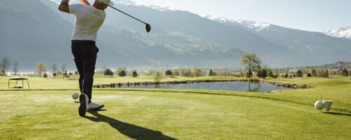 Gästen wie Einheimischen wird im Zillertal bereits früh im Jahr eine einzigartige Kombination aus Golfspielen und Skifahren geboten. © Golfclub Zillertal-Uderns / Jukka Pehkonen