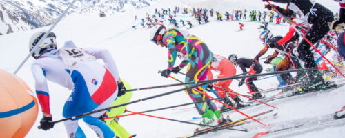 Sekunden nach dem Massenstart an der Valluga oberhalb von St. Anton am Arlberg warten viele noch ab, während die Ambitioniertesten schon aufs Treppchen schielen. „Der weisse Rausch“ findet im April 2024 zum 25. Mal statt. © TVB St. Anton am Arlberg/Patrick Säly © TVB St. Anton am Arlberg/Fotograf Patrick Säly