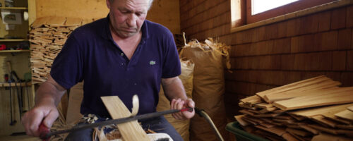 Hans Hauser ist Schindelmacher eine Art Handwerker-Ikone im Alpbachtal, während ServusTVs „Heimatleuchten Alpbachtal“ im Alpbachtal, Tirol. © ServusTV / Andreas Graf